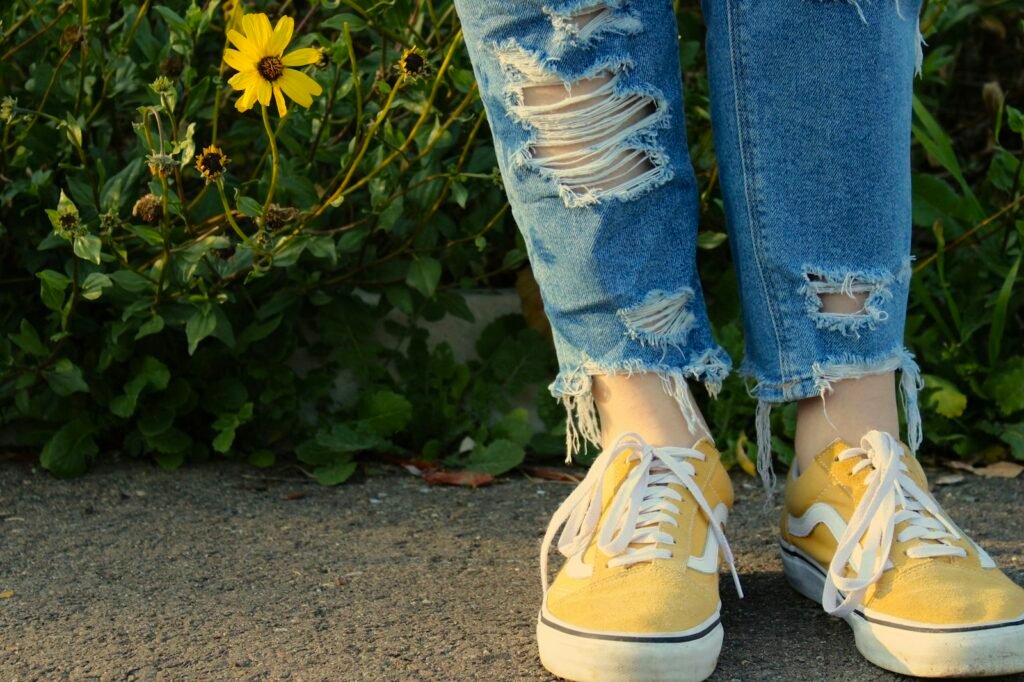 Casual outfit with jeans and sneakers for everyday wear